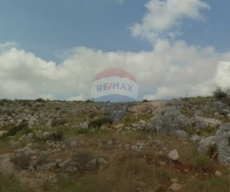 R9-3583 Land for Sale in Nakhleh – Koura, 1864 m², Villas Area, Zoning 20/40أرض للبيع في نخلة الكورة – 1864 م²، منطقة الفيلات، تصنيف بناء 20/40