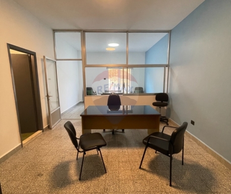 R9-3681 Office for Rent in Mina – Tripoli, 45 m², Furnished, Renovated, Shabby Chicمكتب للإيجار في الميناء طرابلس – 45 م²، مفروش ومجدّد، شابي شيك