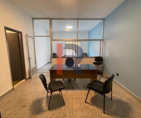 R9-3681 Office for Rent in Mina – Tripoli, 45 m², Furnished, Renovated, Shabby Chic