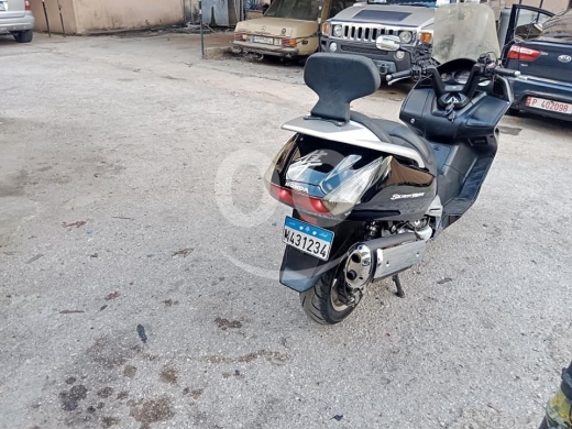 Motorcycles & ATVs dans Jdeideh - Silver wing 400