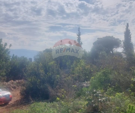 R9-2907 Land for Sale in Nakhleh Koura – 1,400 m² Residential, Zoning 25/50